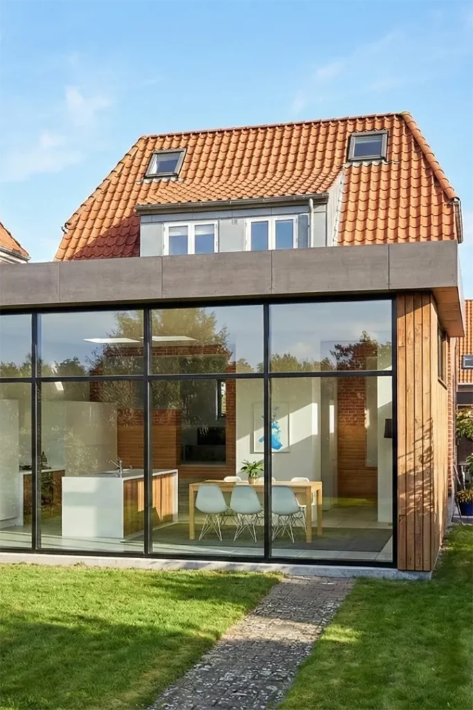 Arkitekttegnet tilbygning i træ og glas i Vejgaard, Aalborg, skitseret, projekteret og udført af Wichmann Arkitektur